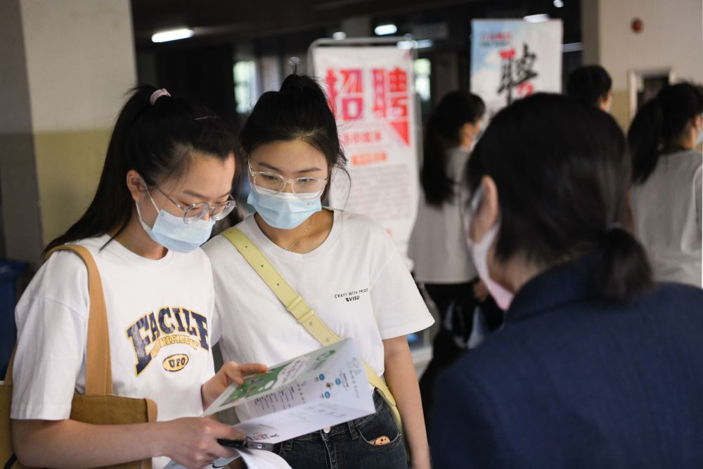 “先落戶后就業(yè)”、發(fā)放就業(yè)補(bǔ)貼……多地多措并舉促進(jìn)高校畢業(yè)生就業(yè)